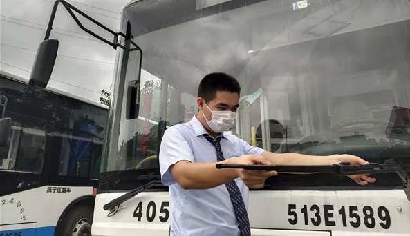 武漢公交多舉措應(yīng)對強(qiáng)降雨天氣，保障市民安全出行(圖3)